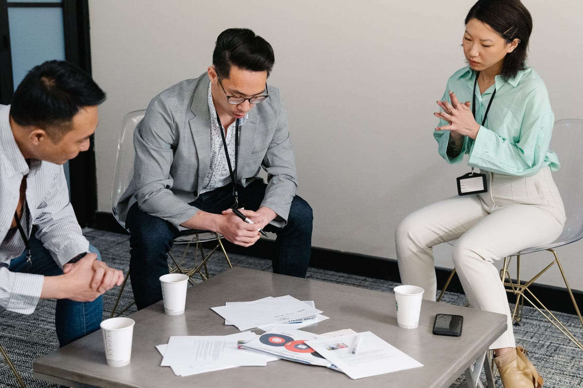 พูดตรงแล้วพัง? แกะรอย Assertive Communication ไม่ให้กลายเป็นคนก้าวร้าว